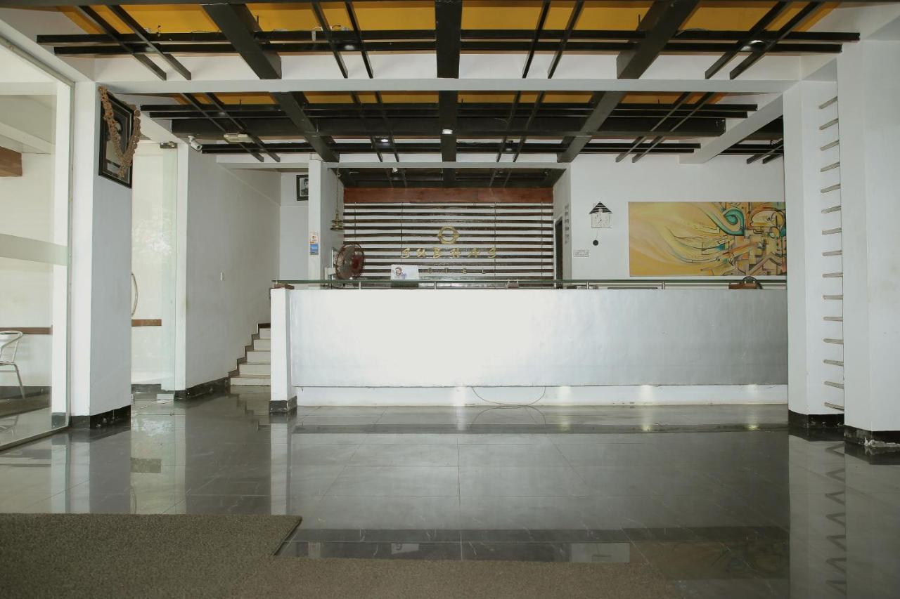 Oyo 256 Subash Hotel Jaffna Exteriör bild